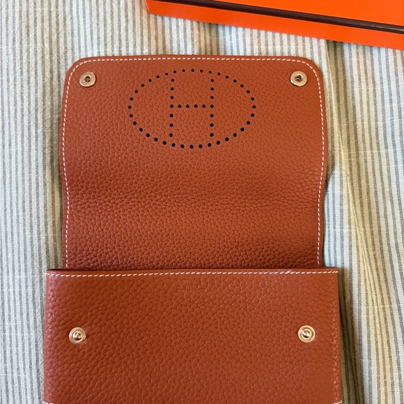 Hermès Tan Leather Card Holder with Logo - Picture 2 of 9